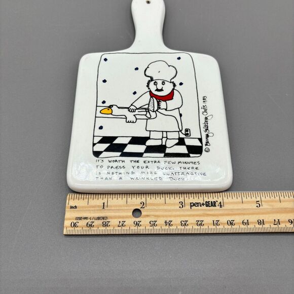 Barney Saltzberg Chefs Trivet "Press Your Duck" Vintage 1983 Signed Ceramic - Picture 6 of 7